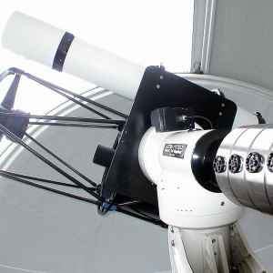Die schwere AP-3600 Montierung trägt drei Teleskope sowie auf der Gegenseite 100 kg  Gewichte, die für den Balanceausgleich erforderlich sind.